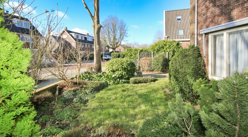 49 Sperwerstr 32 voortuin 01b