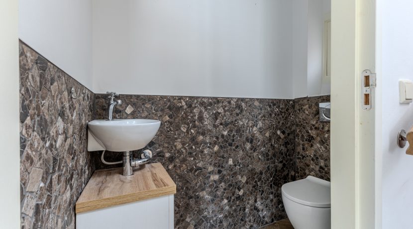 26 Nieuwemeerdijk 38, toilet 01a