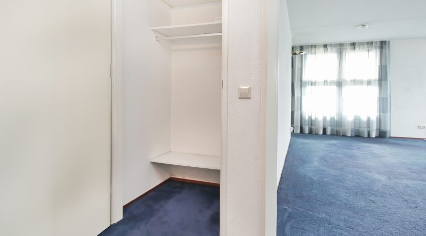 18 Kam Onnesln 141-a Garderobekast 01a